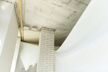 Mutfağın tavanına spot ışıkları yerleştirilmiş.