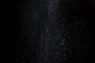 Siyah arka planda izole edilmiş beyaz toz bulutunun soyut tasarımı. Beyaz toz bulutunun soyut tasarımı. Parçacıklar ekran koruyucusu, duvar kağıdı.