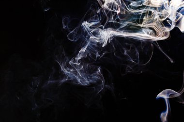 Siyah arkaplanda duman parçaları