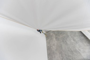 Mutfağın tavanına spot ışıkları yerleştirilmiş.