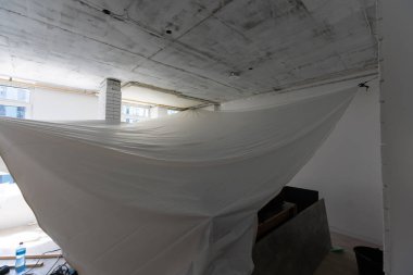 Mutfağın tavanına spot ışıkları yerleştirilmiş.