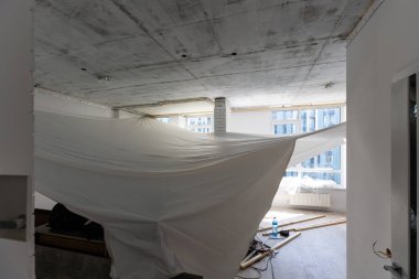 Koridora gerilme tavanı kurma işlemi.