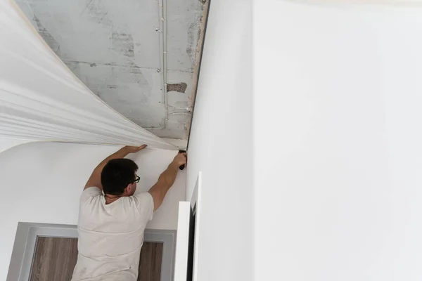 Reparadores Instalan Techo Tensado Película Vinilo Pvc Utilizando Una Pistola — Foto de Stock