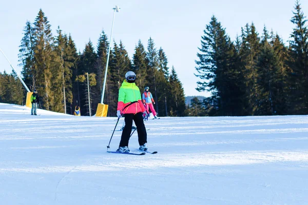 Vrouwelijke Skiër Genieten Winter Zonnige Dag Vakantie — Stockfoto