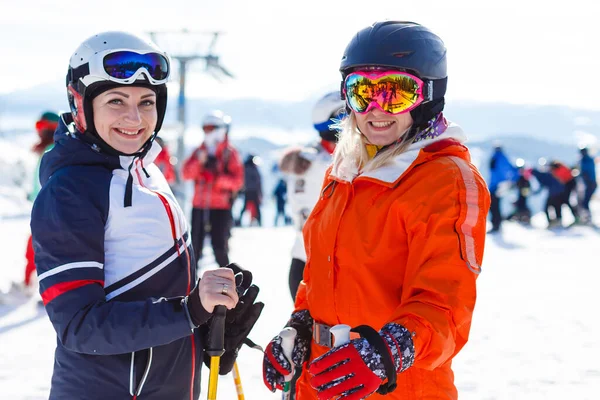 Portrait Longueur Deux Amies Skieuses Descente — Photo