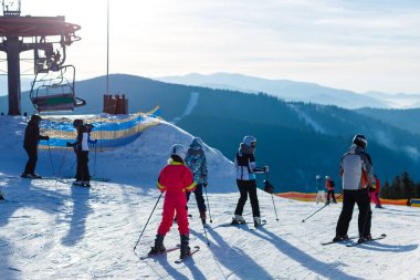 BUKOVEL, UKRAINE - 27 Ocak 2018 Doğu Avrupa 'nın en büyük kayak merkezi.