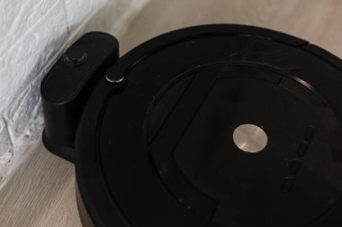 Robotik elektrik süpürgesi şarj oluyor.
