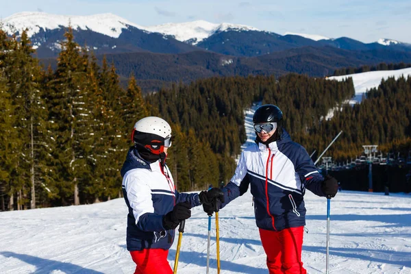 Portrait Couple Souriant Sur Des Skis Montagne — Photo