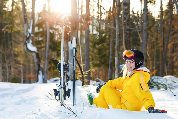 Skifahrerinnen Genießen Winter Sonnigen Tag Urlaub — Stockfoto