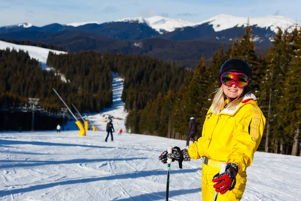 Femme Skieur Profiter Hiver Journée Ensoleillée Vacances — Photo