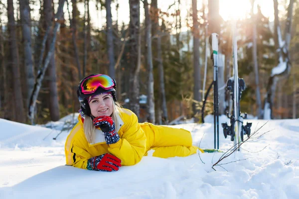 Mujer Esquiadora Disfrutar Invierno Día Soleado Vacaciones — Foto de Stock