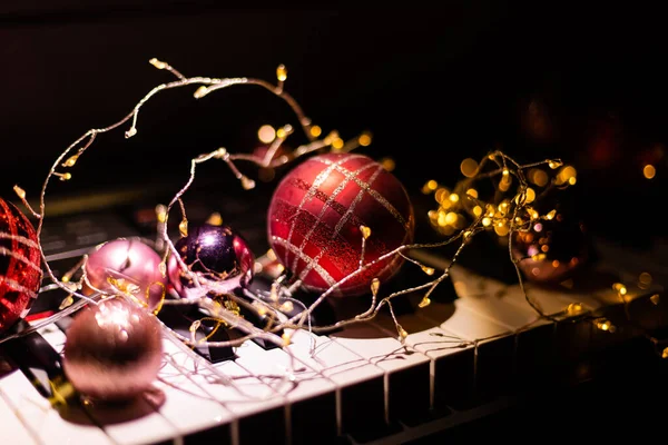 Decoração Festiva Teclas Piano Casa Close Música Natal — Fotografia de Stock