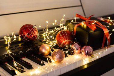 Güzel Noel dekorlu bir piyano, yakın plan.