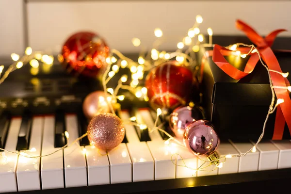 Teclas Piano Com Decorações Natal Close — Fotografia de Stock