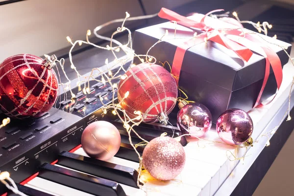 Piano Keys Christmas Decorations Closeup — Stock Photo, Image