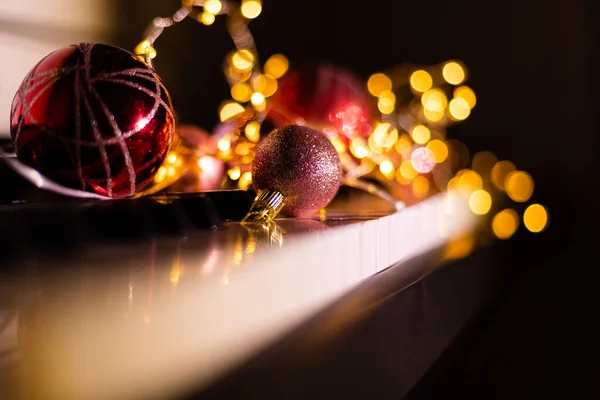 Decoração Festiva Teclas Piano Casa Close Música Natal — Fotografia de Stock