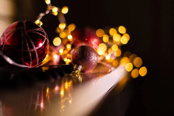 Teclas Piano Com Decorações Natal Close — Fotografia de Stock