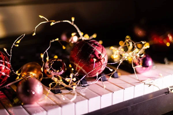 Teclas Piano Com Decorações Natal Close — Fotografia de Stock