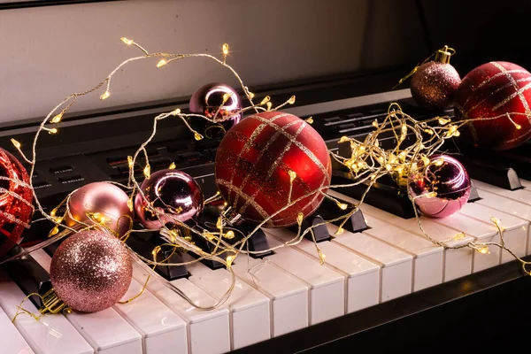 Teclas Piano Com Decorações Natal Close — Fotografia de Stock