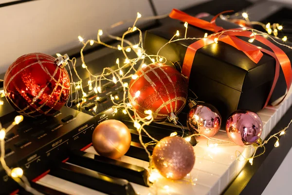 Decoração Festiva Teclas Piano Casa Close Música Natal — Fotografia de Stock