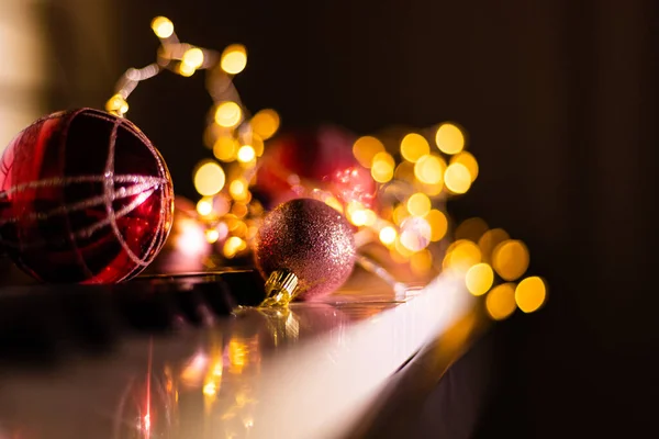 Piano Com Bela Decoração Natal Close — Fotografia de Stock