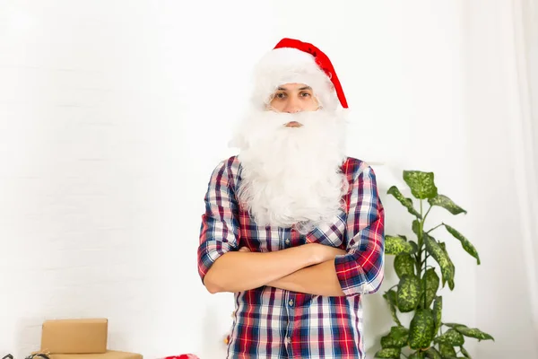 Junge Schöne Bärtige Weihnachtsmann Mit Langem Bart Und Neujahrsmütze Weihnachten — Stockfoto