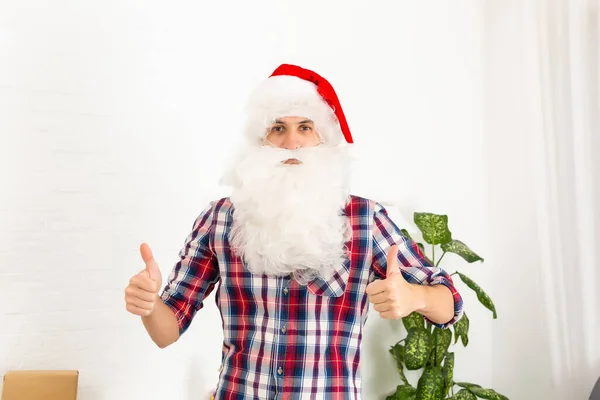 Jeune Homme Habillé Père Noël Sur Fond Blanc — Photo