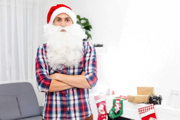 Junge Schöne Bärtige Weihnachtsmann Mit Langem Bart Und Neujahrsmütze Weihnachten — Stockfoto