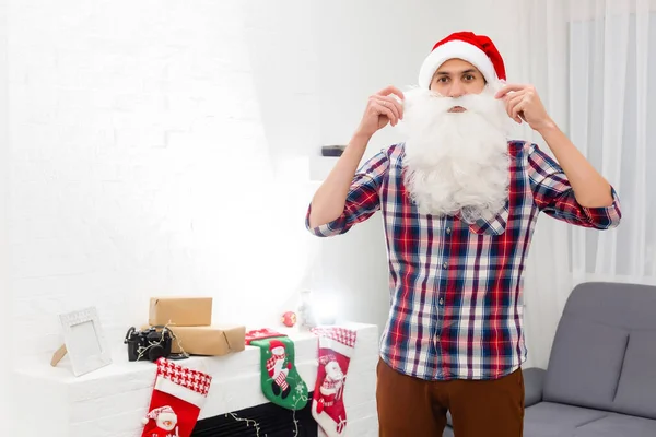 Junge Schöne Bärtige Weihnachtsmann Mit Langem Bart Und Neujahrsmütze Weihnachten — Stockfoto
