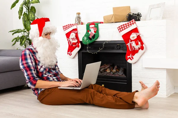 Père Noël Avec Ordinateur Portable Assis Table Dans Chambre Décorée — Photo