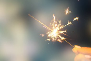 Yanan maytap öndeki Noel ağacı