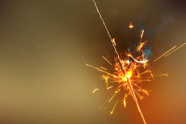 Feliz Ano Novo Queimando Sparkler Mão Feminina Fundo Árvore Natal — Fotografia de Stock