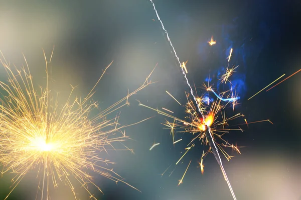 Sparkler Fiamme Mano Sfondo Albero Natale Con Luci Camera Festiva — Foto Stock