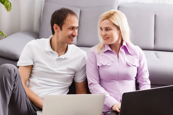 Feliz Joven Pareja Casual Sentados Trabajando Juntos Casa Oficina Sonriendo — Foto de Stock