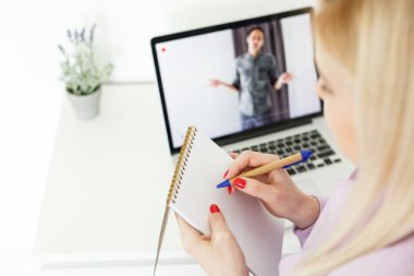 Bilgisayarda derslere katılan genç bir kız öğrencinin görüntüsü.