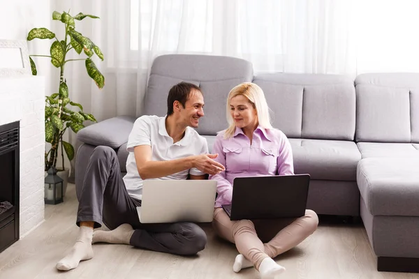 Feliz Casal Moderno Navegando Rede Trabalhando Laptop Casa — Fotografia de Stock