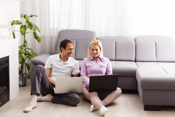 Feliz Pareja Moderna Navegando Por Red Trabajando Ordenador Portátil Casa — Foto de Stock