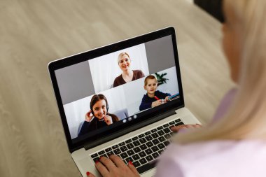 Dizüstü bilgisayar kullanan güzel bir kadının portresi. Sıradan, durgun bir hayat.