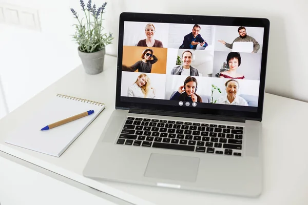 Людина працює з дому Маючи онлайн групу відеоконференції на ноутбуці — стокове фото