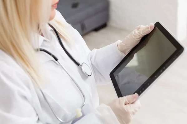 Γυναίκα Doctor Holding Tablet Χέρια Του Γιατρού Κοντά Ιατρική Υπηρεσία — Φωτογραφία Αρχείου