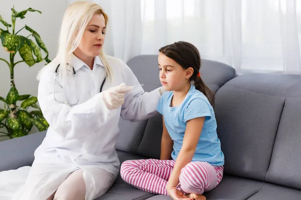 Dokter Klein Meisje Het Kantoor — Stockfoto