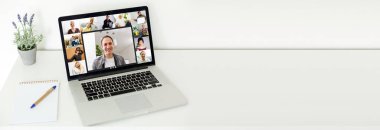 Dizüstü bilgisayardaki iş videosu konferansı