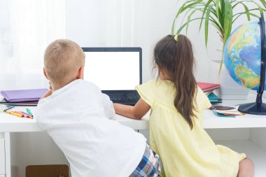 Laptop ekranı boş küçük bir anaokulu çocuğu