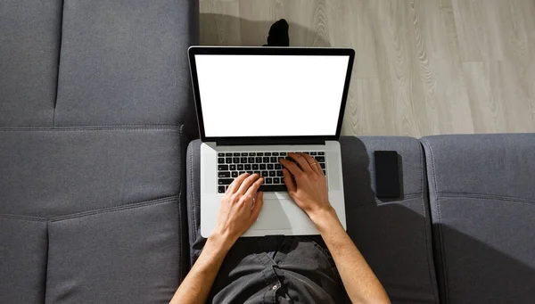 Rückseite Der Männlichen Person Sitzt Vor Offenen Laptop Computer Mit — Stockfoto