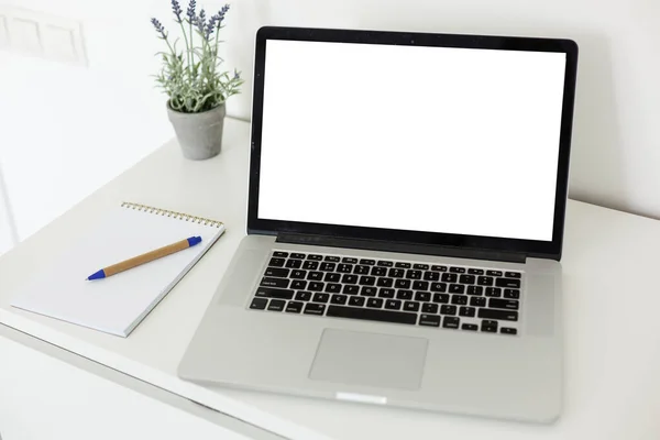 Laptop Met Blanco Scherm Tafel — Stockfoto