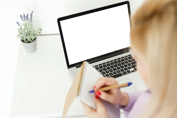 Achteraanzicht Van Zakenvrouw Handen Bezig Met Behulp Van Laptop Leeg — Stockfoto