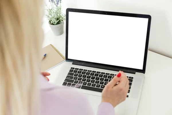 Visão Traseira Mãos Mulher Negócios Ocupadas Usando Tela Branco Laptop — Fotografia de Stock