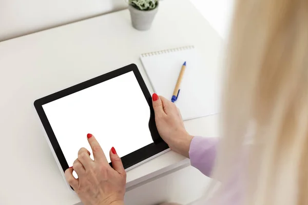 Business Woman Holding Blank Touch Screen Device — Stock Photo, Image