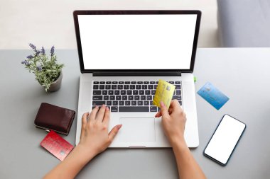 Bilgileriniz veya içeriğiniz için boş ekranı olan erkek dizüstü bilgisayarının önünde oturan kişinin arka planı, İnternet 'te çalışan modern iş adamı