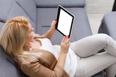 İş kadını elinde boş dokunmatik ekran aygıtı tutuyor.